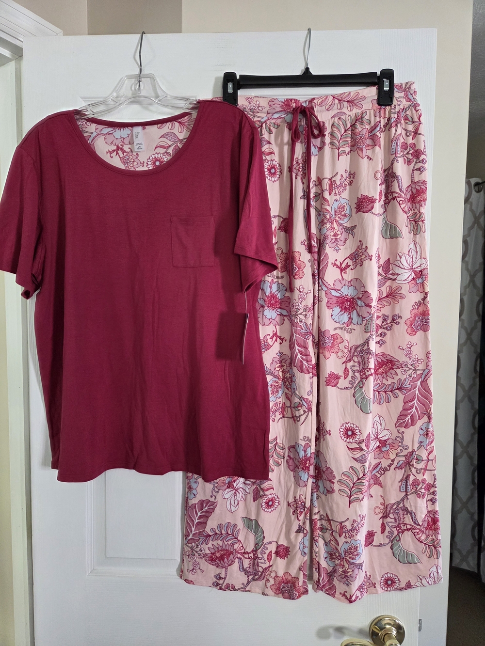 Flora Nikrooz Raspberry Short-Sleeve Top & Blush Floral Pajama Capri Pants NWT